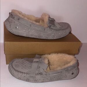 NIB UGG Dakota Sunshine Bow Suede Slippers 1019199 Seal Gray Women’s Size 11